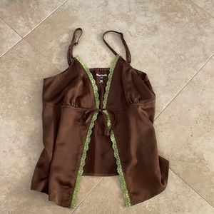 brand:social tourist size medium, i’m a size small-xsmall and it fits me fine